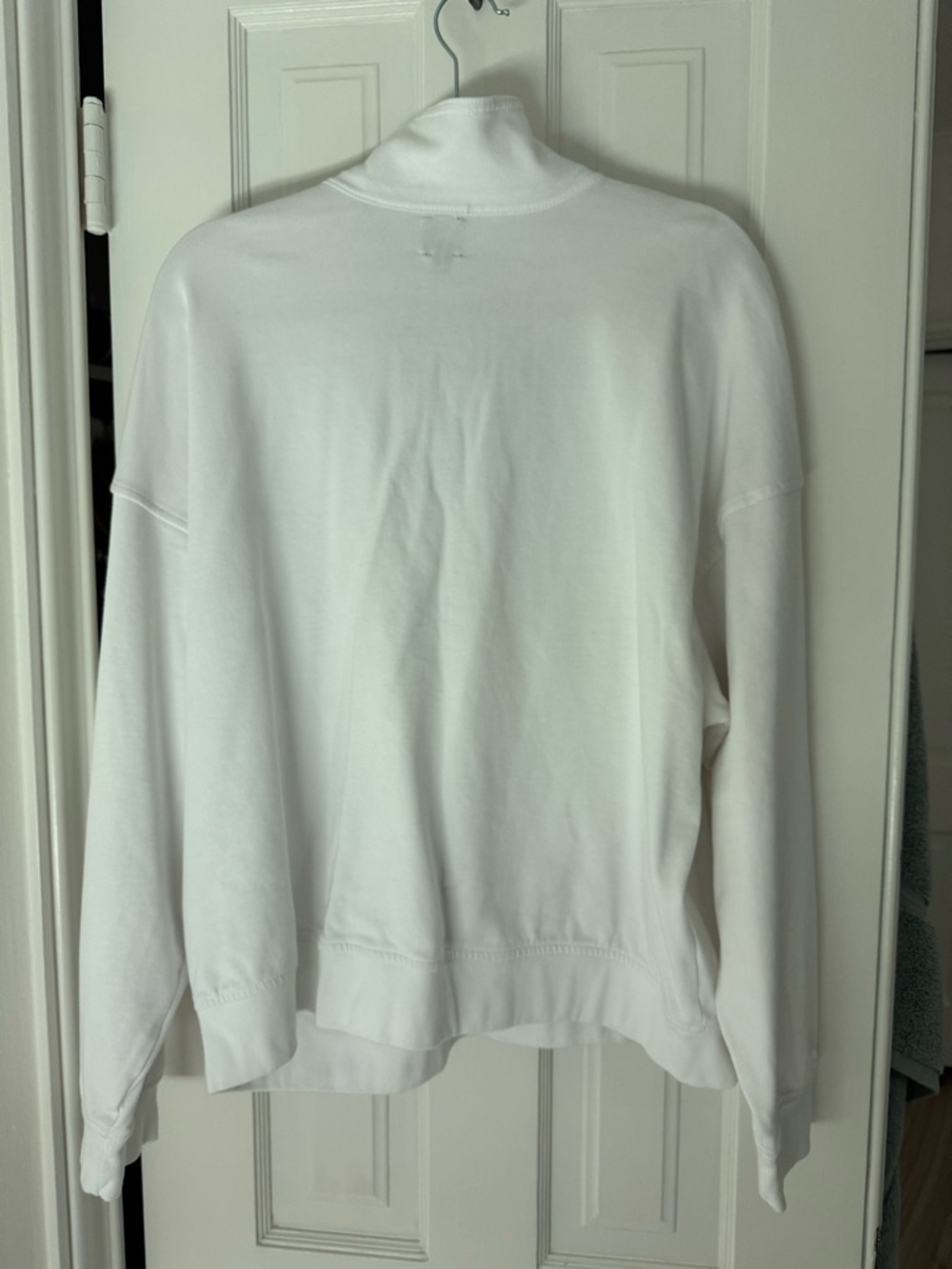 GAP women’s white collared sweatshirt - Picture 3 of 3